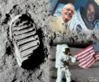 Neil Armstrong (1930-2012) aya 21 Temmuz 1969'da Apollo 11 misyonu ayak için nasa astronotu ve ilk insan oldu